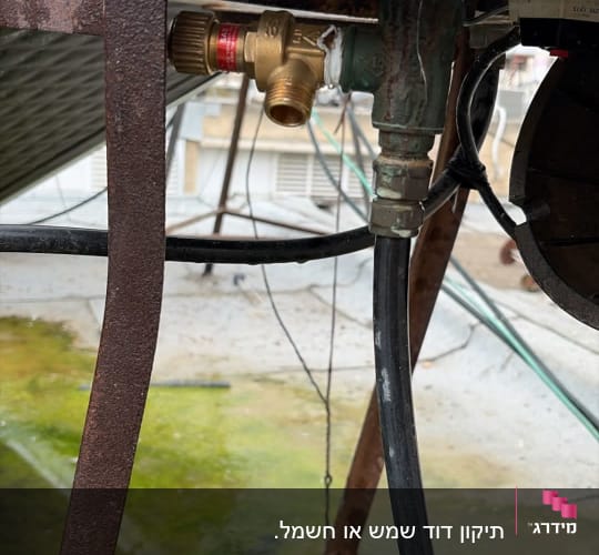 חלק תחתון של דוד שמש עם צינורות וחיבורים